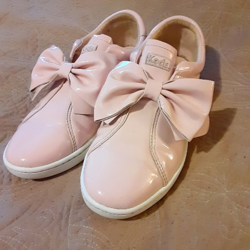 Adorable light pink patent leather keds with bow